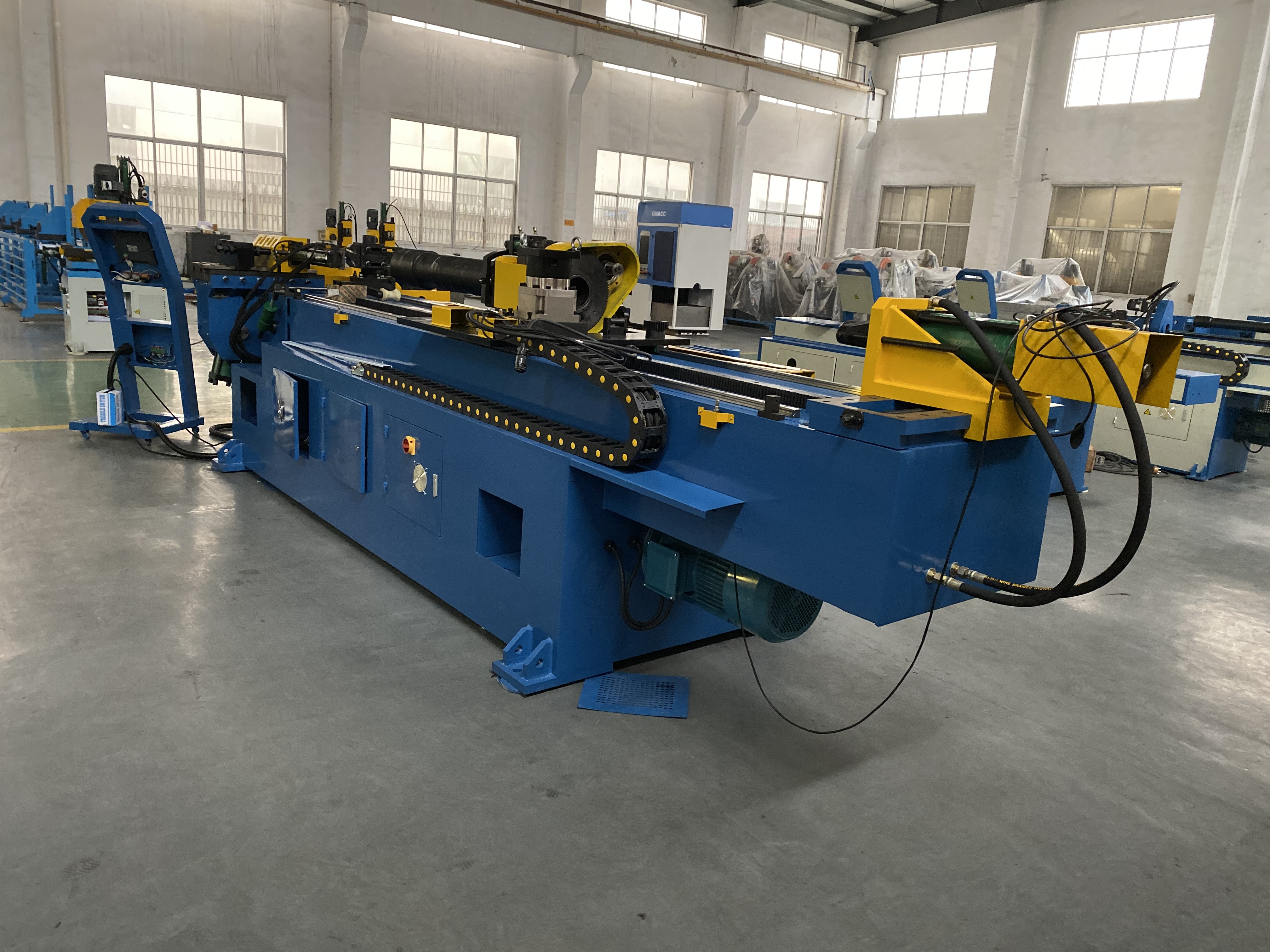 Machine de flexion du tube CNC