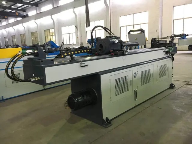 Machine de flexion de tuyaux