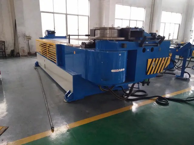 Machine de flexion de tuyaux